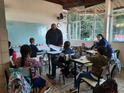 Crianças em sala de aula
